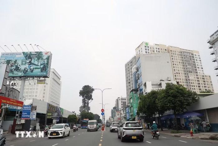 Bầu trời Thành phố Hồ Chí Minh mờ đục nhìn từ đường Hoàng Văn Thụ, phường Tân Bình. (Ảnh: Hồng Đạt/TTXVN)