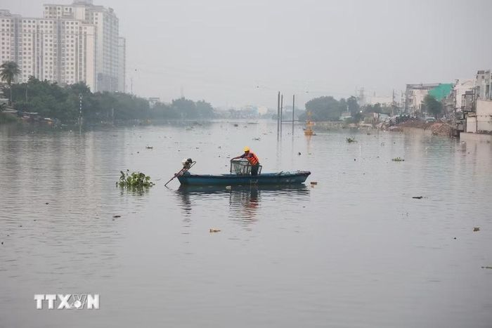 Trên kênh Đôi đoạn qua phường Phú Định bị che mờ do bụi mịn vào buổi sáng. (Ảnh: Hồng Đạt/TTXVN)