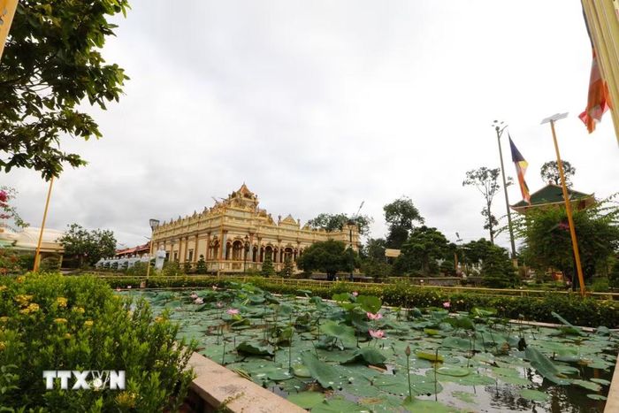 Sự đa dạng trong phong cách kiến trúc mang đến cho du khách nhiều góc nhìn khi khám phá ngôi chùa. (Ảnh: Hồng Thái/TTXVN)