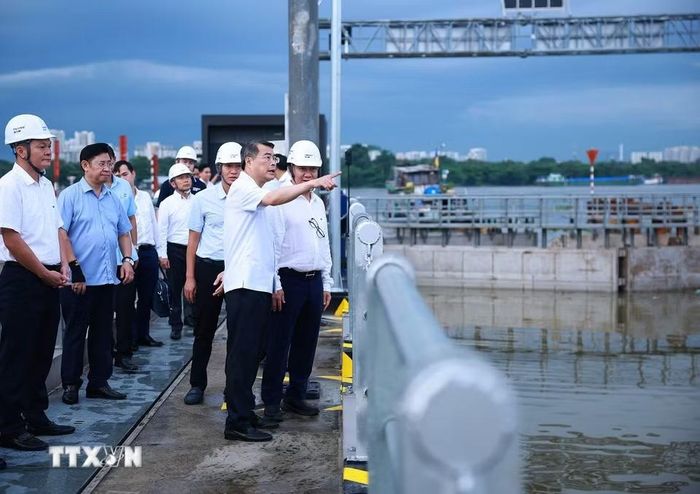 Thủ tướng Lê Minh Hưng kiểm tra Dự án chống ngập do triều cường tại phường Xóm Chiếu, Thành phố Hồ Chí Minh. (Ảnh: Dương Giang/TTXVN)