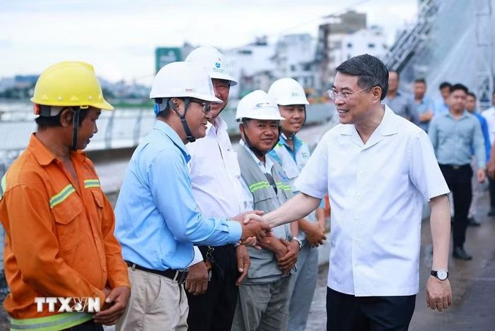 Thủ tướng Lê Minh Hưng với công nhân, kỹ sư thi công Dự án xây dựng hạ tầng và cải tạo môi trường kênh Tham Lương-Bến Cát-Rạch Nước Lên, tại phường An Nhơn. (Ảnh: Dương Giang/TTXVN)