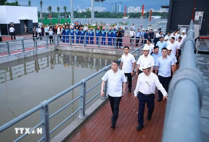Thủ tướng Lê Minh Hưng kiểm tra Dự án chống ngập do triều cường tại phường Xóm Chiếu, Thành phố Hồ Chí Minh. (Ảnh: Dương Giang/TTXVN)
