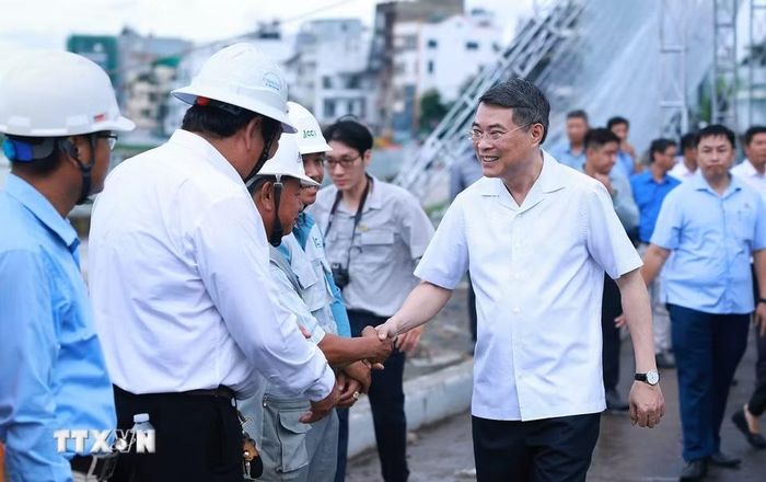 Thủ tướng Lê Minh Hưng với công nhân, kỹ sư thi công Dự án xây dựng hạ tầng và cải tạo môi trường kênh Tham Lương-Bến Cát-Rạch Nước Lên, tại phường An Nhơn. (Ảnh: Dương Giang/TTXVN)