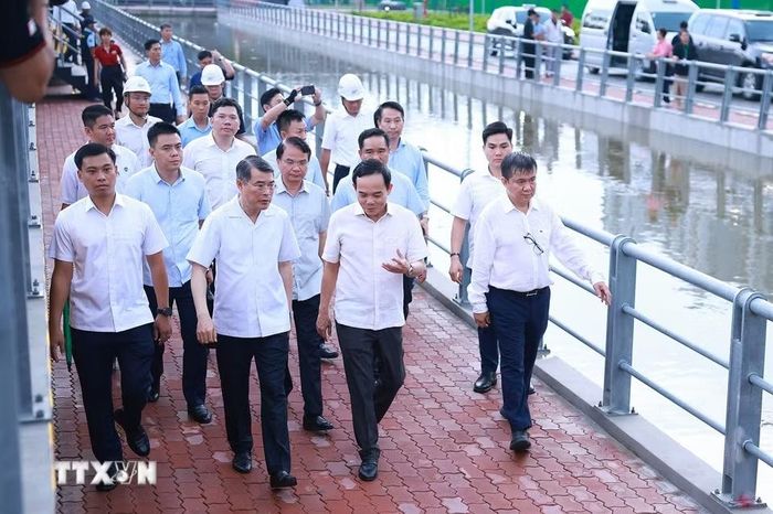Thủ tướng Lê Minh Hưng kiểm tra Dự án chống ngập do triều cường tại phường Xóm Chiếu, Thành phố Hồ Chí Minh. (Ảnh: Dương Giang/TTXVN)