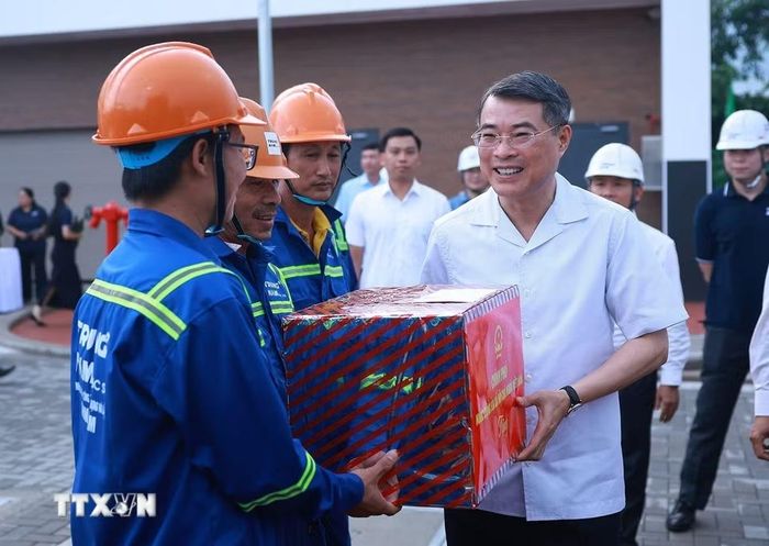 Thủ tướng Lê Minh Hưng tặng quà cho đơn vị vận hành Dự án chống ngập tại Thành phố Hồ Chí Minh. (Ảnh: Dương Giang/TTXVN)