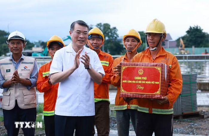 Thủ tướng Lê Minh Hưng tặng quà đơn vị thi công Dự án xây dựng hạ tầng và cải tạo môi trường kênh Tham Lương-Bến Cát-Rạch Nước Lên, tại phường An Nhơn. (Ảnh: Dương Giang/TTXVN)