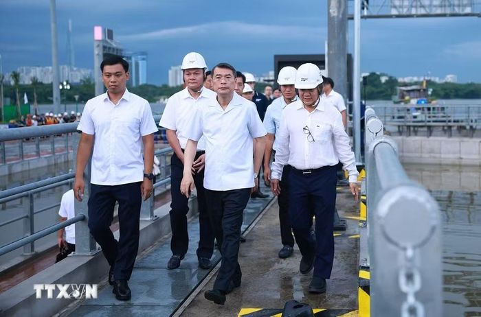 Thủ tướng Lê Minh Hưng kiểm tra Dự án chống ngập do triều cường tại phường Xóm Chiếu, Thành phố Hồ Chí Minh. (Ảnh: Dương Giang/TTXVN)