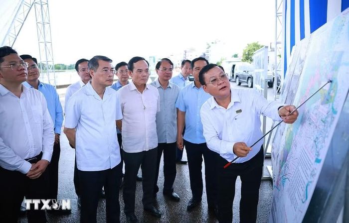 Thủ tướng Lê Minh Hưng kiểm tra thực địa Dự án xây dựng hạ tầng và cải tạo môi trường kênh Tham Lương-Bến Cát-Rạch Nước Lên, tại phường An Nhơn. (Ảnh: Dương Giang/TTXVN)