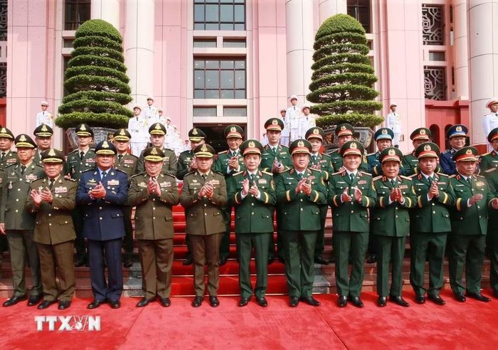 Đại tướng, Bộ trưởng Quốc phòng Phan Văn Giang và Đại tướng Tea Seiha, Bộ trưởng Bộ Quốc phòng Vương quốc Campuchia trước khi hội đàm. (Ảnh: Trọng Đức/TTXVN)