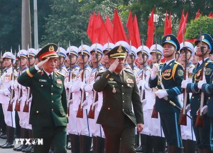 Hai Bộ trưởng Quốc phòng duyệt đội Danh dự QĐND Việt Nam. (Ảnh: Trọng Đức/TTXVN)