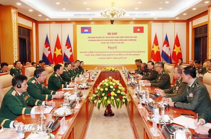 Đại tướng, Bộ trưởng Quốc phòng Phan Văn Giang và Đại tướng Tea Seiha, Bộ trưởng Bộ Quốc phòng Vương quốc Campuchia hội đàm. (Ảnh: Trọng Đức/TTXVN)