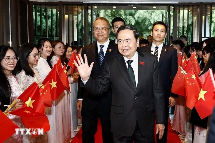 Đại diện cộng đồng người Việt Nam tại Trung Quốc đón Chủ tịch Quốc hội Trần Thanh Mẫn tại khách sạn. (Ảnh: Doãn Tấn/TTXVN)