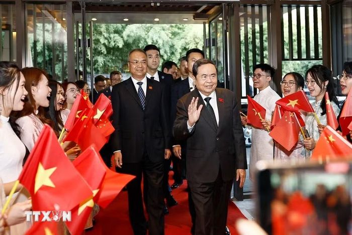 Đại diện cộng đồng người Việt Nam tại Trung Quốc đón Chủ tịch Quốc hội Trần Thanh Mẫn tại khách sạn. (Ảnh: Doãn Tấn/TTXVN)