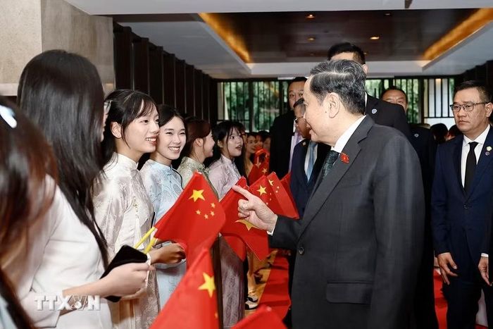 Đại diện cộng đồng người Việt Nam tại Trung Quốc đón Chủ tịch Quốc hội Trần Thanh Mẫn tại khách sạn. (Ảnh: Doãn Tấn/TTXVN) ​
