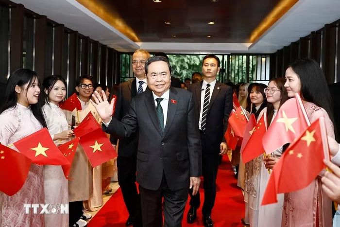 Đại diện cộng đồng người Việt Nam tại Trung Quốc đón Chủ tịch Quốc hội Trần Thanh Mẫn tại khách sạn. (Ảnh: Doãn Tấn/TTXVN)