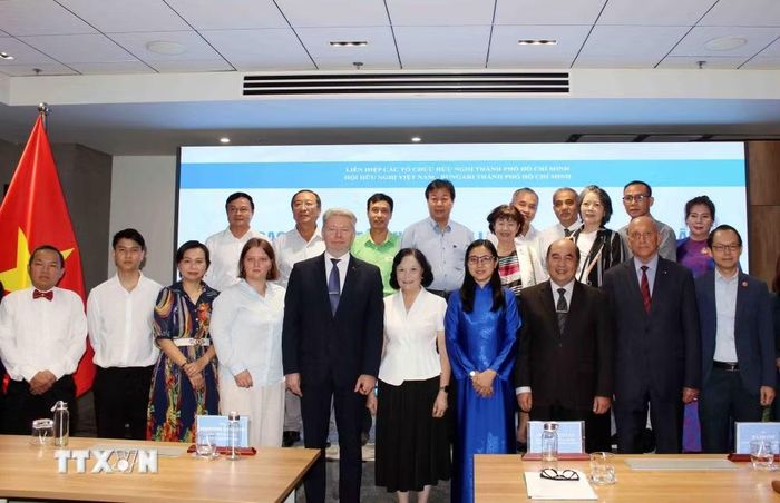 Các doanh nhân thuộc các Hội hữu nghị với các nước Đông Âu của Thành phố Hồ Chí Minh chụp ảnh lưu niệm cùng lãnh đạo HUFO và các vị khách nước ngoài. (Ảnh: Xuân Khu/TTXVN)