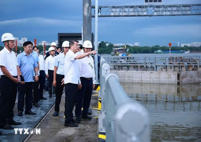 Thủ tướng Lê Minh Hưng kiểm tra Dự án chống ngập do triều cường tại phường Xóm Chiếu, Thành phố Hồ Chí Minh. (Ảnh: Dương Giang/TTXVN)