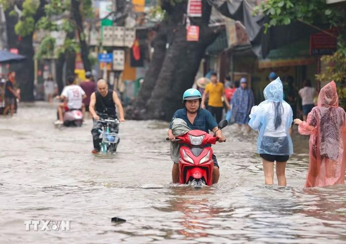 Mưa lớn gây ngập tại đường Tây Mỗ, thành phố Hà Nội. (Ảnh: Thanh Tùng/TTXVN)