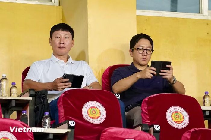 Ông Kim Sang-sik, huấn luyện viên trưởng đội tuyển Việt Nam (áo trắng) dự khán trận đấu để theo dõi phong độ của các cầu thủ Công an Hà Nội. (Ảnh: Việt Anh/Vietnam+)