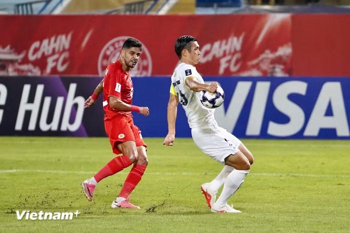Tình huống bóng đập chân trước rồi mới chạm tay hậu vệ của Kashima Antlers, do đó không có phạt đền cho Công an Hà Nội. (Ảnh: Việt Anh/Vietnam+)
