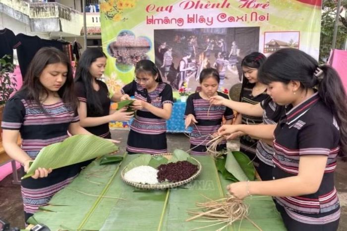 Học sinh đồng bào Hre, tỉnh Quảng Ngãi tham gia gói bánh truyền thống. (Ảnh: TTXVN phát)
