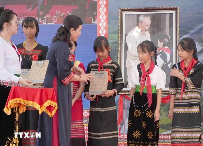 Lãnh đạo tỉnh Quảng Ngãi tặng quà cho học sinh tại Lễ khởi công điểm cầu chính Trường Phổ thông nội trú liên cấp Tiểu học-Trung học cơ sở xã Bờ Y. (Ảnh: Dư Toán/TTXVN)