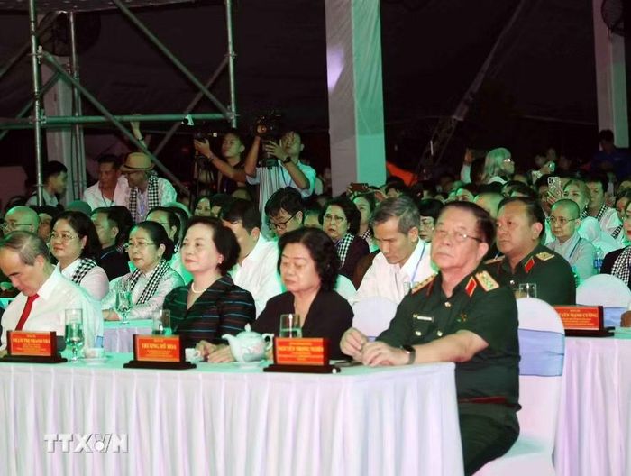 Đại tướng Nguyễn Trọng Nghĩa (ngoài cùng bên phải), Ủy viên Bộ Chính trị, Bí thư Trung ương Đảng, Chủ nhiệm Tổng cục Chính trị Quân đội Nhân dân Việt Nam; bà Phạm Thị Thanh Trà (thứ ba từ phải sang), Bí thư Trung ương Đảng, Phó Thủ tướng Chính phủ, Trưởng Ban Chỉ đạo Quốc gia về tìm kiếm, quy tập và xác định danh tính hài cốt liệt sỹ dự chương trình. (Ảnh: Xuân Khu/TTXVN)