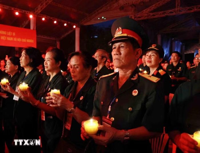 Nghi thức thắp nến tri ân các anh hùng liệt sỹ. (Ảnh: Xuân Khu/TTXVN)