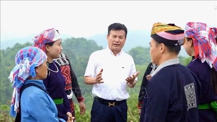 Ông Phạm Hồng Điệp (áo trắng), Chủ tịch HĐQT Công ty Cổ phần Shinec chia sẻ với người dân về lao động, về hướng nghiệp khi đầu tư Khu công nghiệp tại Lào Cai. Ảnh: TTXVN phát
