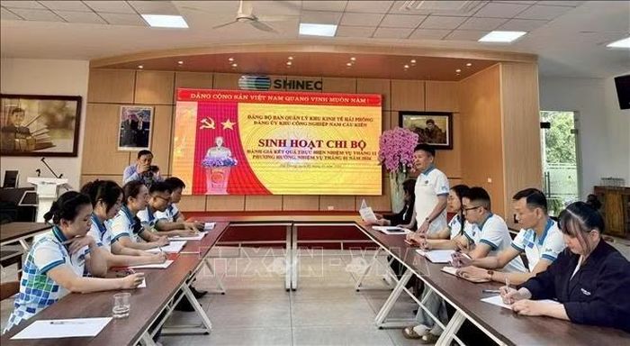 Ông Phạm Hồng Điệp, Chủ tịch HĐQT Công ty Cổ phần Shinec phát biểu tại cuộc sinh hoạt Chi bộ thuộc Đảng bộ Khu công nghiệp Nam Cầu Kiền. Ảnh: Minh Huệ/TTXVN