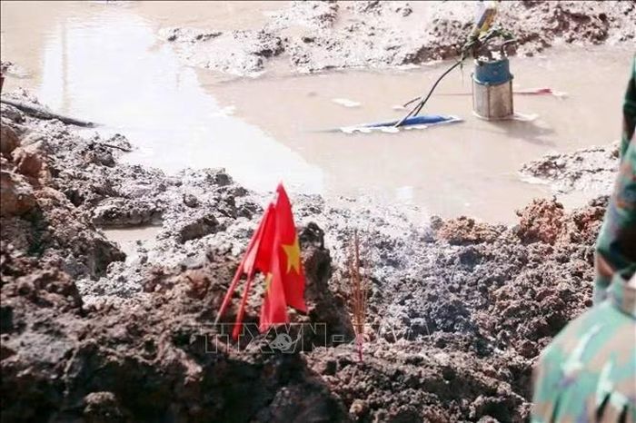 Dấu mốc đánh dấu hài cốt liệt sĩ được tìm thấy tại khu vực khai quật, ngày 1/10.