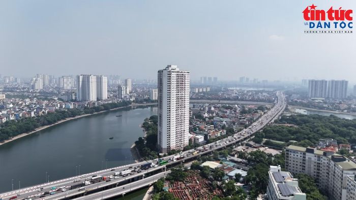 Tòa nhà VP6 nằm ven hồ Linh Đàm và đường Vành đai 3, được đưa vào sử dụng từ năm 2015. Tòa nhà này vượt quy hoạch khoảng 10 tầng, mỗi tầng hiện có gần 20 căn hộ.