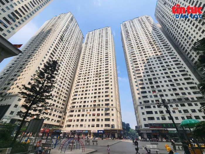 12 tòa nhà tại HH Linh Đàm hiện nay có hàng vạn dân sinh sống, cùng với đó là kéo theo tình trạng quá tải về hạ tầng kỹ thuật, y tế, trường học cho khu vực.