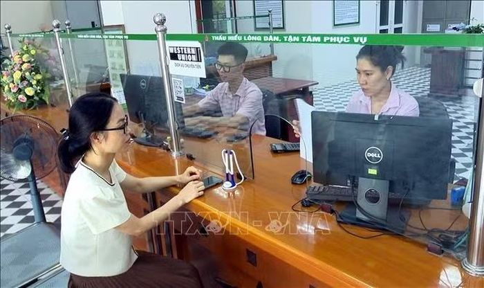 Cán bộ Ngân hàng Chính sách xã hội chi nhánh tỉnh Hưng Yên giải ngân vốn vay cho người dân. Ảnh: Thu Hoài/TTXVN