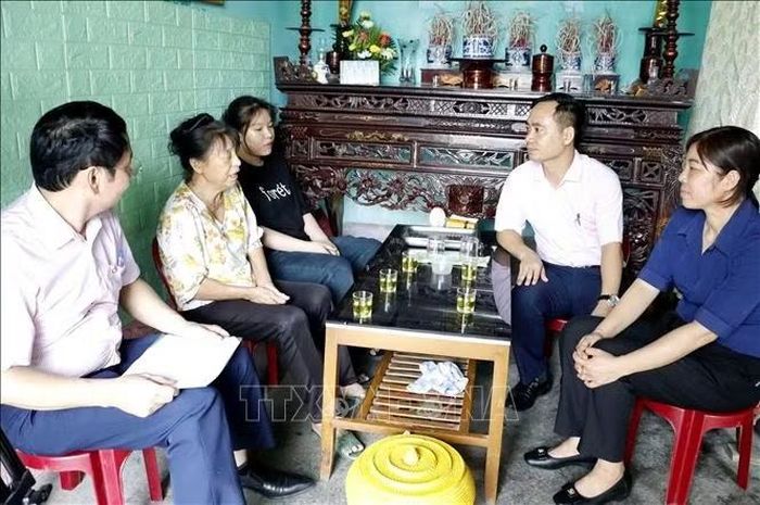 Cán bộ Phòng Giao dịch Ngân hàng Chính sách xã hội Hưng Hà (tỉnh Hưng Yên) tuyên truyền chương trình tín dụng ưu đãi học sinh, sinh viên tại đến các gia đình. Ảnh: Thu Hoài/TTXVN