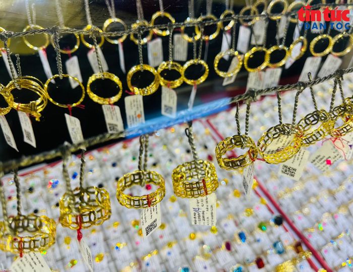 Các loại vàng trang sức giữ nguyên giá trong sáng 13/10.