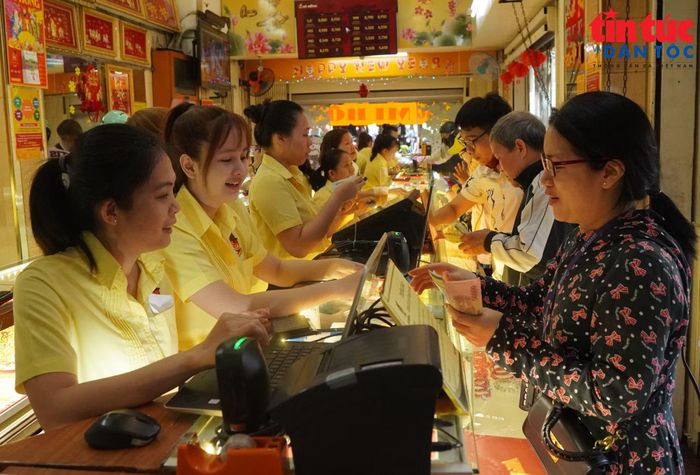 Lượng khách mua vàng tích trữ tăng cao khi giá vàng miếng giảm.