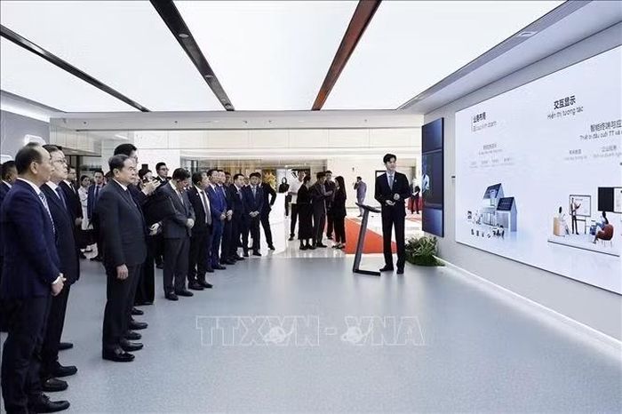 Chủ tịch Quốc hội Trần Thanh Mẫn tham quan, tìm hiểu sản phẩm màn hình tương tác ứng dụng công nghệ AI trong các lĩnh vực tại Tập đoàn CVTE, Khu kinh tế Diệc Trang. Ảnh: Doãn Tấn/TTXVN