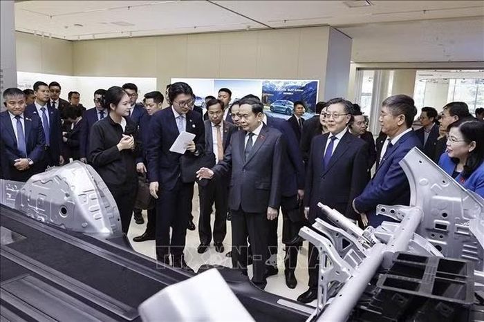 Chủ tịch Quốc hội Trần Thanh Mẫn tham quan khu trưng bày sản phẩm xe điện Xiaomi và giới thiệu các công nghệ chính của Siêu nhà máy xe điện Xiaomi tại Khu kinh tế Diệc Trang. Ảnh: Doãn Tấn/TTXVN