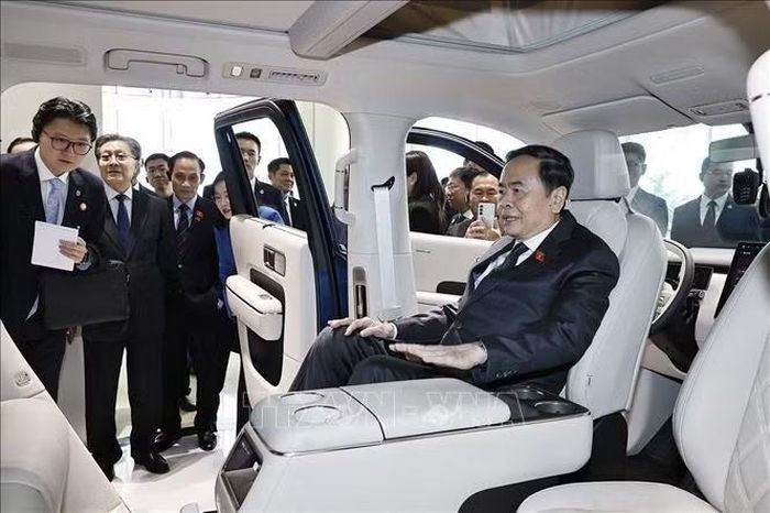 Chủ tịch Quốc hội Trần Thanh Mẫn tham quan khu trưng bày sản phẩm xe điện Xiaomi và giới thiệu các công nghệ chính của Siêu nhà máy xe điện Xiaomi tại Khu kinh tế Diệc Trang. Ảnh: Doãn Tấn/TTXVN