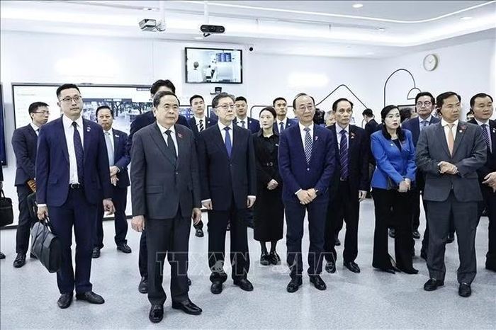 Chủ tịch Quốc hội Trần Thanh Mẫn tham quan, tìm hiểu sản phẩm màn hình tương tác ứng dụng công nghệ AI trong các lĩnh vực tại Tập đoàn CVTE, Khu kinh tế Diệc Trang. Ảnh: Doãn Tấn/TTXVN