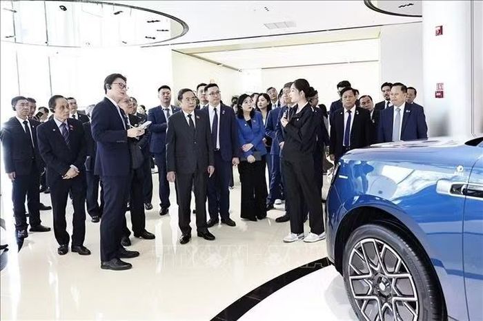 Chủ tịch Quốc hội Trần Thanh Mẫn thăm Siêu nhà máy xe điện Xiaomi tại Khu kinh tế Diệc Trang. Ảnh: Doãn Tấn/TTXVN