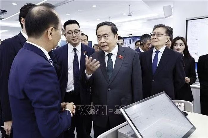 Chủ tịch Quốc hội Trần Thanh Mẫn tham quan, tìm hiểu sản phẩm màn hình tương tác ứng dụng công nghệ AI trong các lĩnh vực tại Tập đoàn CVTE, Khu kinh tế Diệc Trang. Ảnh: Doãn Tấn/TTXVN