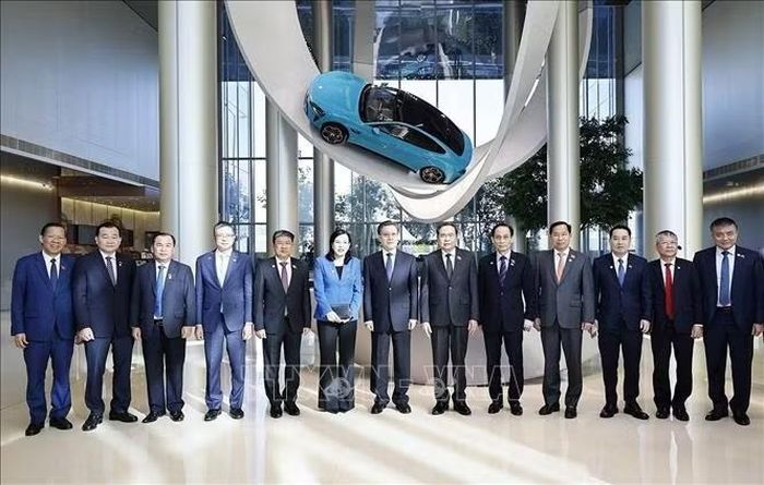 Chủ tịch Quốc hội Trần Thanh Mẫn thăm Siêu nhà máy xe điện Xiaomi tại Khu kinh tế Diệc Trang. Ảnh: Doãn Tấn/TTXVN