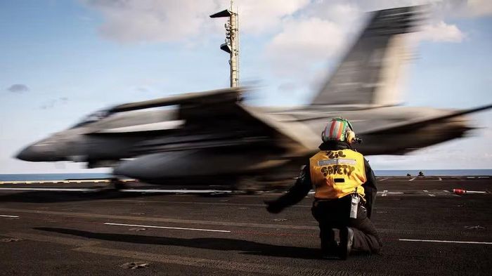 Một thủy thủ Mỹ ra tín hiệu cho việc phóng chiếc F/A-18E Super Hornet từ sàn đáp của tàu USS Gerald R. Ford vào ngày 2/3/2026. Ảnh: Hải quân Mỹ