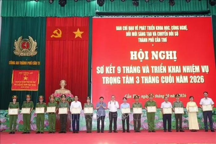 Lãnh đạo thành phố Cần Thơ tặng Bằng khen của Chủ tịch UBND thành phố cho các tập thể, cá nhân có thành tích xuất sắc trong triển khai thực hiện Đề án 06, giai đoạn 2022 - 2025.