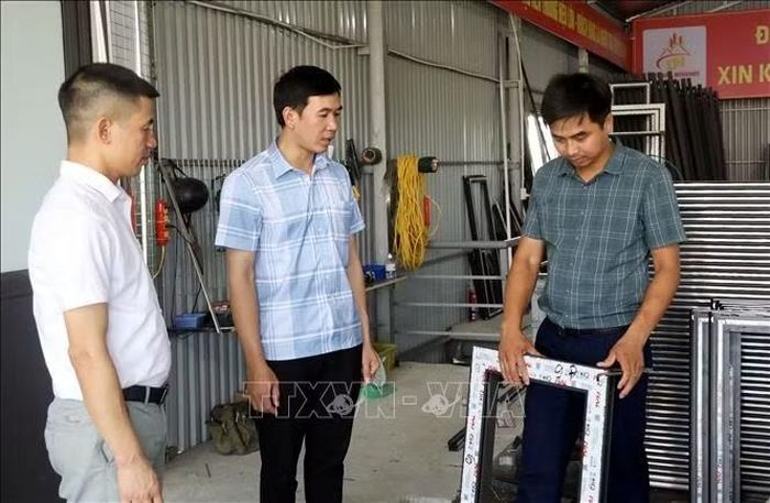 Anh Trần Thiện Nam, Giám đốc điều hành Công ty TNHH Sản xuất và Phát triển Xây dựng Đức Nam, xã Bình Giang, tỉnh Ninh Bình, giới thiệu sản phẩm của doanh nghiệp.