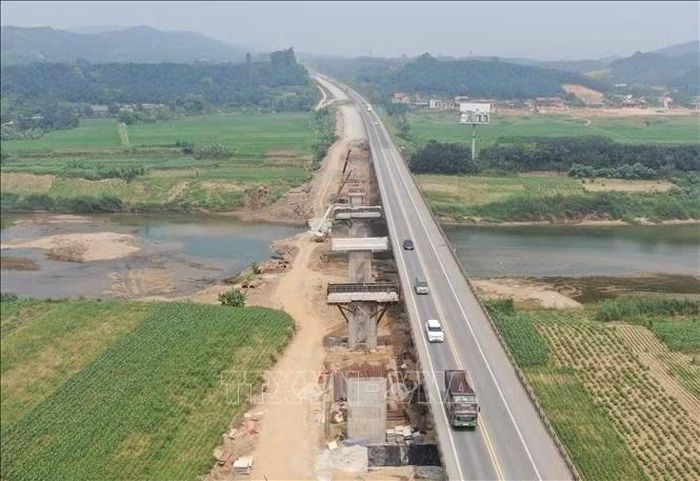Dự án xây dựng mở rộng đoạn Yên Bái - Lào Cai thuộc tuyến cao tốc Nội Bài - Lào Cai có chiều dài hơn 121Km (từ Km123+080 - Km244+155), tổng mức đầu tư gần 7.700 tỷ đồng.