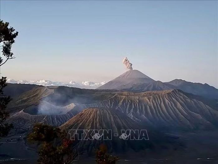 Núi lửa Semeru phun cột tro, trong khi khói bốc lên từ miệng núi lửa Bromo, thuộc quần thể núi lửa Tengger, tỉnh Đông Java, Indonesia.
