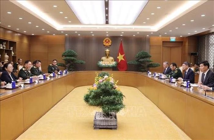 Thủ tướng Lê Minh Hưng tiếp Đại tướng Khamliang Outhakaysone, Phó Thủ tướng, Bộ trưởng Bộ Quốc phòng Lào. Ảnh: Lâm Khánh/TTXVN